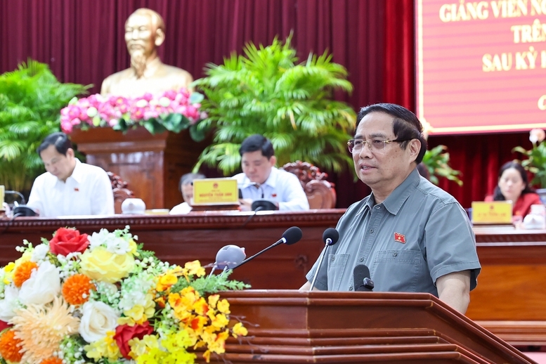 Thủ tướng chia sẻ thêm về nội dung chuyên đề tiếp xúc cử tri liên quan đến hai lĩnh vực giáo dục và y tế - Ảnh: VGP/Nhật Bắc