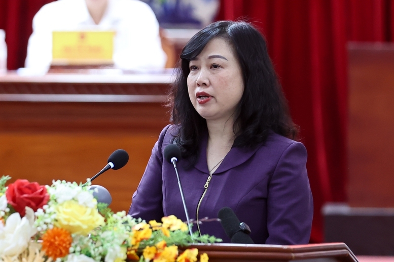 Bộ trưởng Bộ Y tế Đào Hồng Lan trả lời những vấn đề, câu hỏi, đề xuất của cử tri - Ảnh: VGP/Nhật Bắc