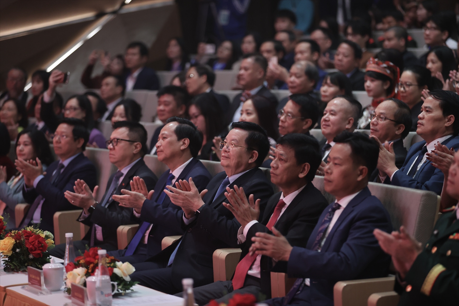 Phó Thủ tướng Chính phủ Mai Văn Chính, Bộ trưởng Bộ Dân tộc và Tôn giáo Đào Ngọc Dung cùng lãnh đạo các bộ, ban, ngành và đại biểu dự Lễ tuyên dương