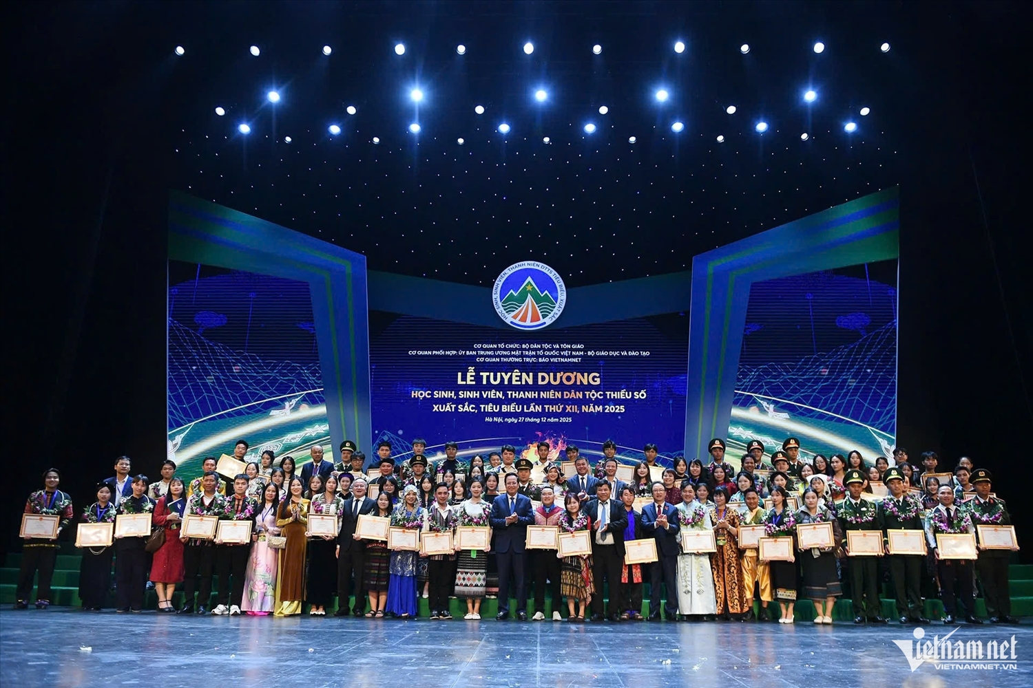 Bộ trưởng Bộ Dân tộc và Tôn giáo Đào Ngọc Dung và lãnh đạo các cơ quan, đơn vị chụp ảnh lưu niệm cùng 150 học sinh, sinh viên, thanh niên DTTS xuất sắc, tiêu biểu năm 2025.