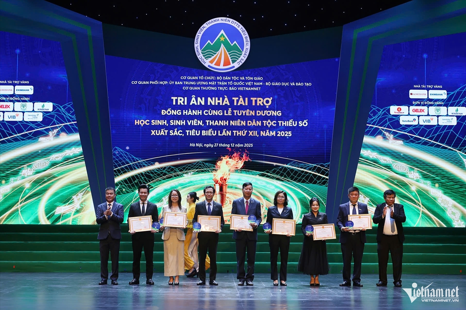 Ban Tổ chức trao tặng bằng khen, kỷ niệm chương tri ân nhà tài trợ