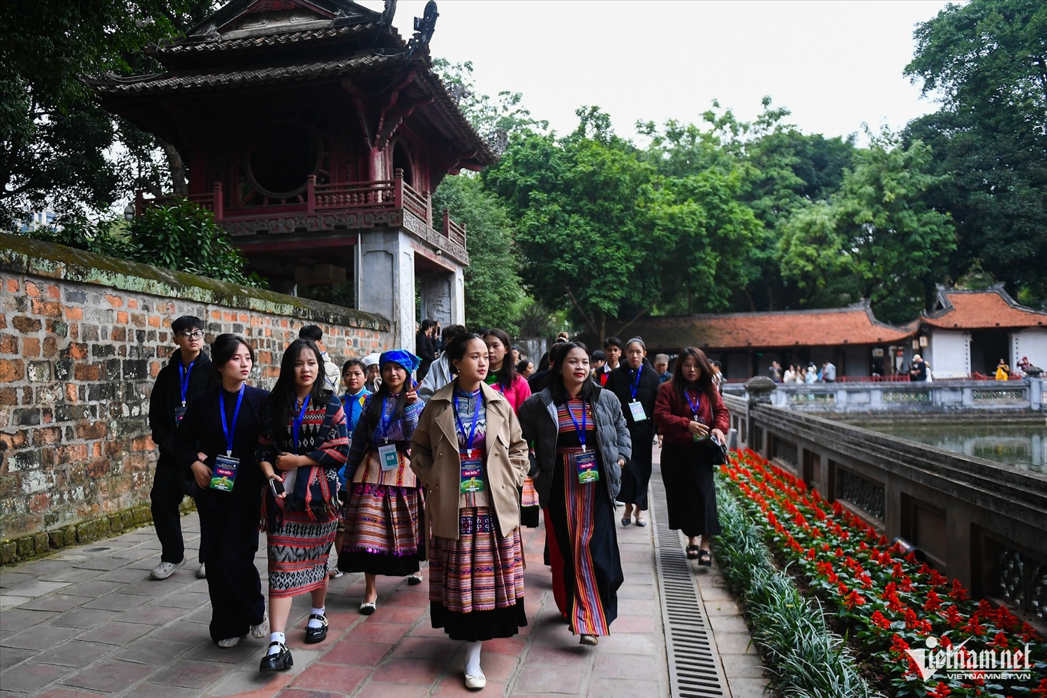 10h15 ngày 27/12, Đoàn học sinh, sinh viên, thanh niên DTTS xuất sắc, tiêu biểu năm 2025 đã về dâng hương và ghi tên trong sổ vàng tại Văn Miếu - Quốc Tử Giám (Hà Nội).