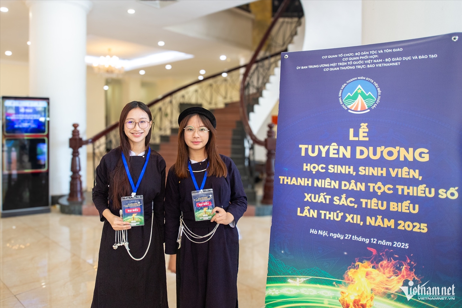 Hai trong số 150 đại biểu được chọn tôn vinh trong Lễ Tuyên dương học sinh, sinh viên, thanh niên DTTS xuất sắc, tiêu biểu năm 2025: Hoàng Cao An Nga và Đinh Nguyễn Thuỳ Giang (dân tộc Tày), học sinh Trường THPT Chuyên Cao Bằng, đều đã xuất sắc trúng tuyển vào Trường Đại học Kinh tế Quốc dân với số điểm cao. 