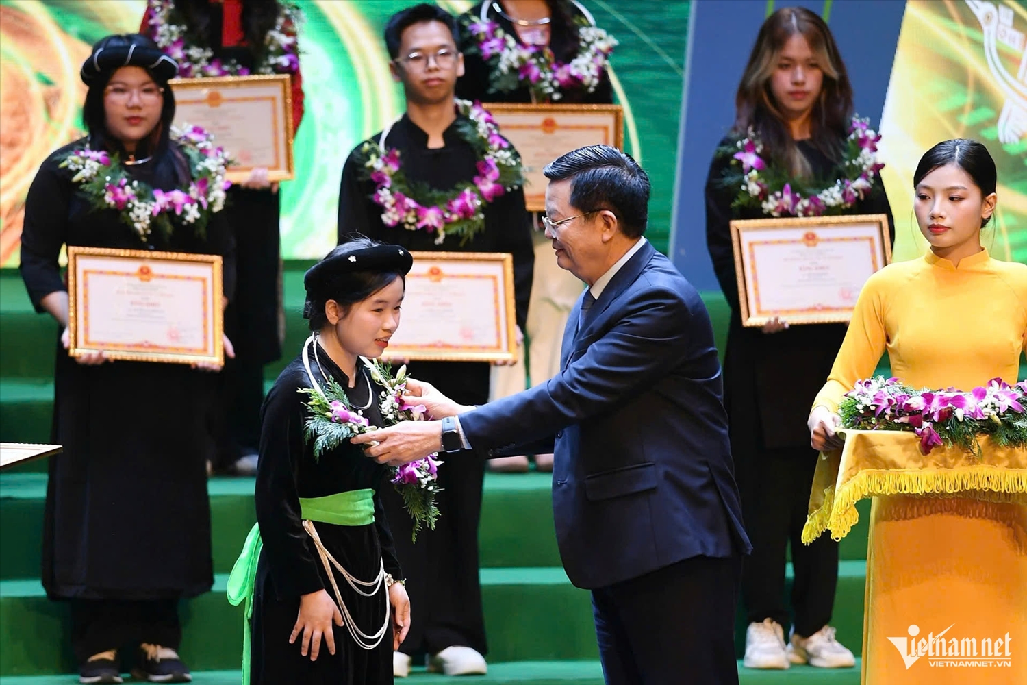 Phó Thủ tướng Chính phủ Mai Văn Chính trao bằng khen cho các học sinh, sinh viên, thanh niên DTTS xuất sắc, tiêu biểu năm 2025.