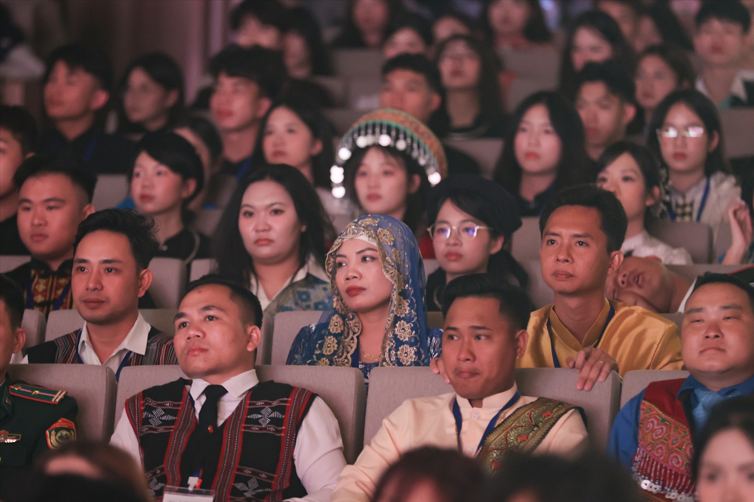 Các đại biểu, học sinh, sinh viên DTTS tham dự Lễ tuyên dương xúc động khi nghe chia sẻ về hành trình vươn lên của những tấm gương ưu tú