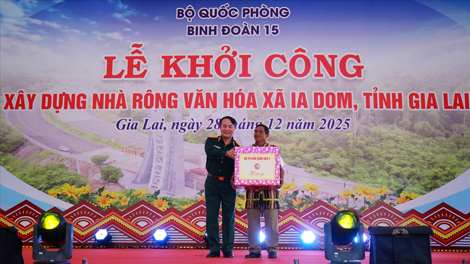 Lãnh đạo Quân khu 5 trao quà tặng thôn Moóc Đen 1, xã Ia Dom