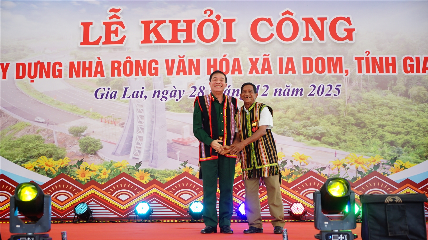 Già làng Rơ Châm Tích tặng áo thổ cẩm truyền thống của đồng bào Tây Nguyên cho Thượng tướng Trương Thiên Tô