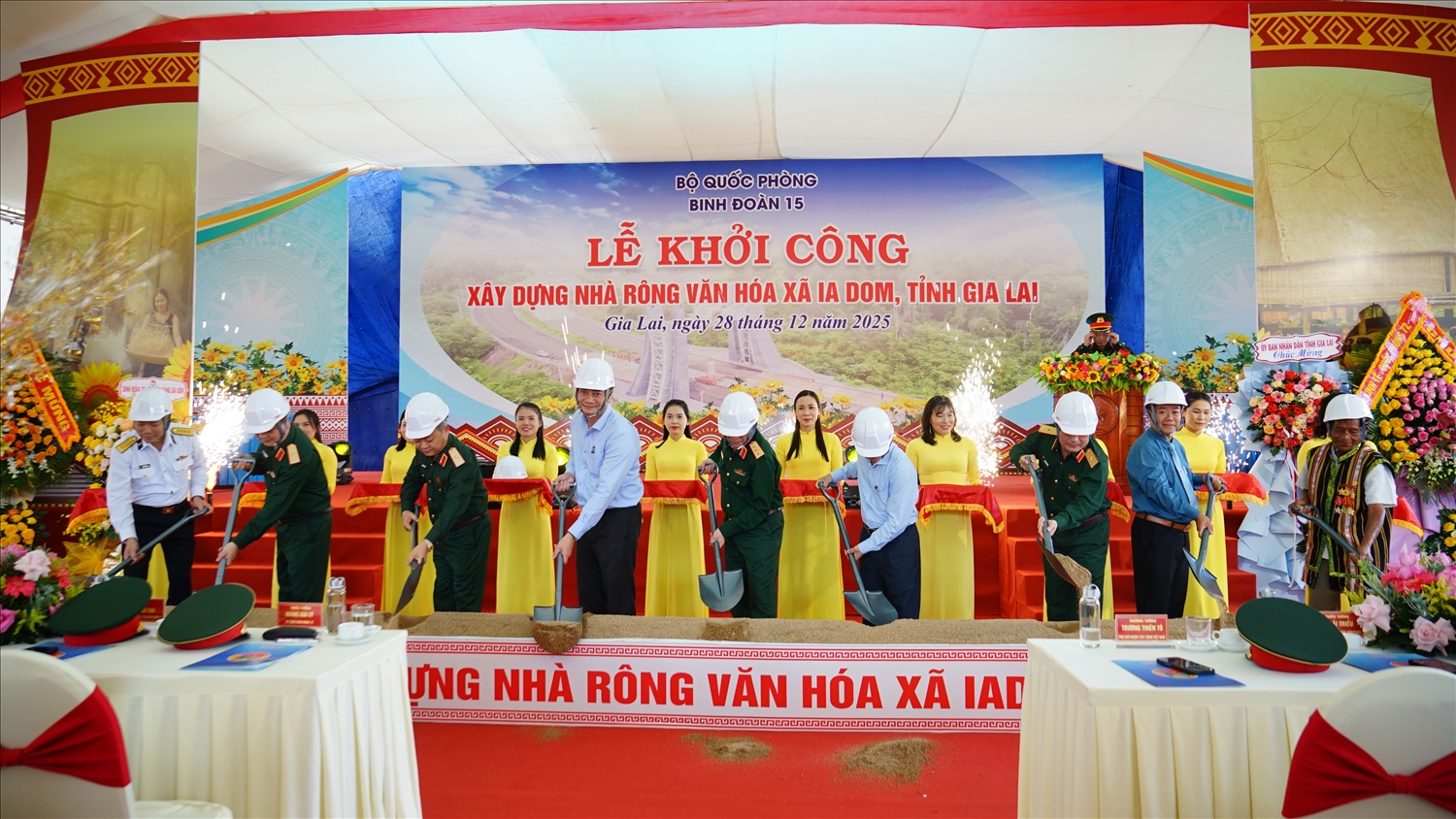 Các đại biểu làm lễ động thổ khởi công xây dựng Nhà rông văn hóa xã Ia Dom