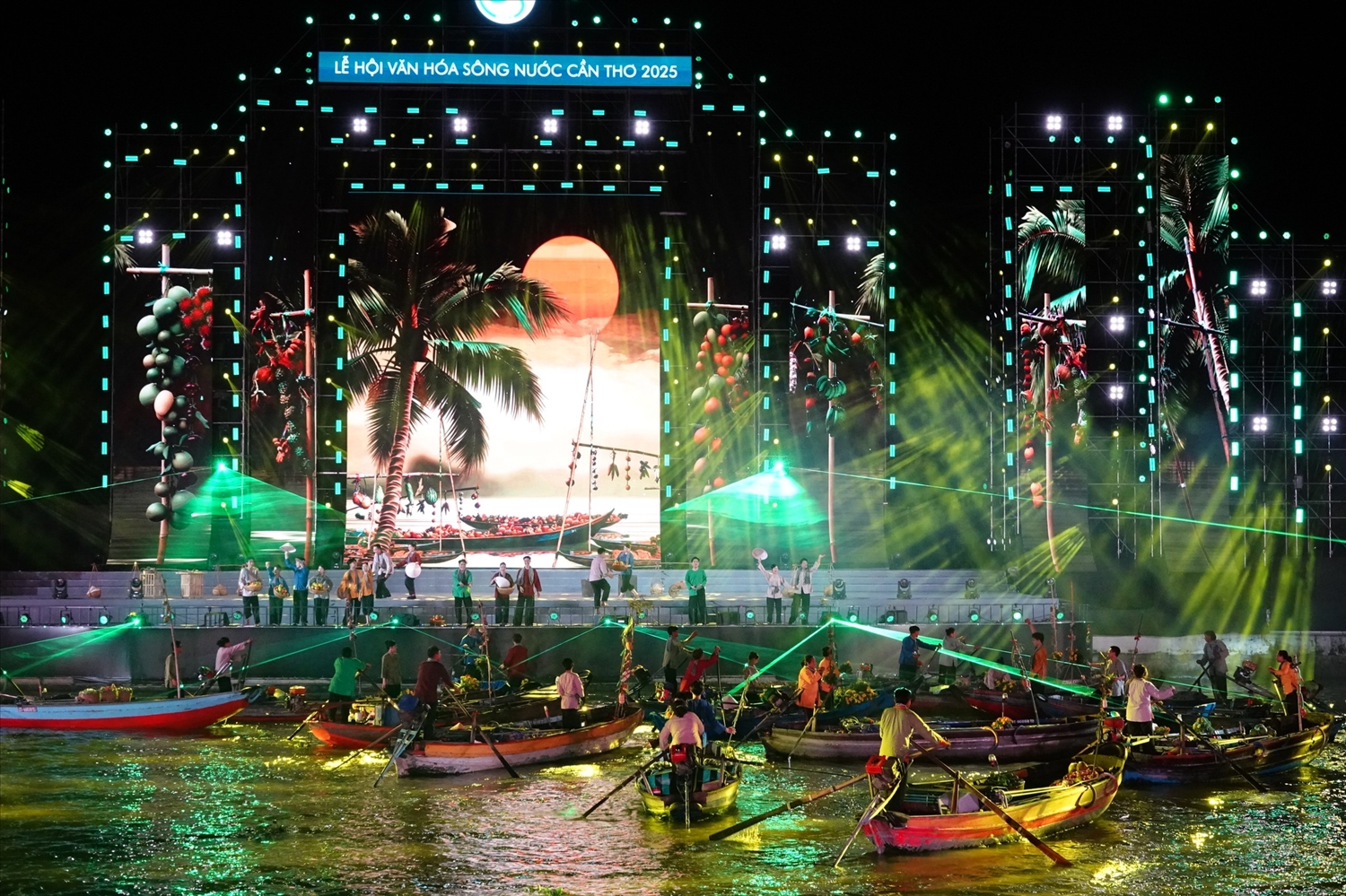 Thực cảnh sông nước nhộn nhịp xuồng ghe của người dân rất thú vị 