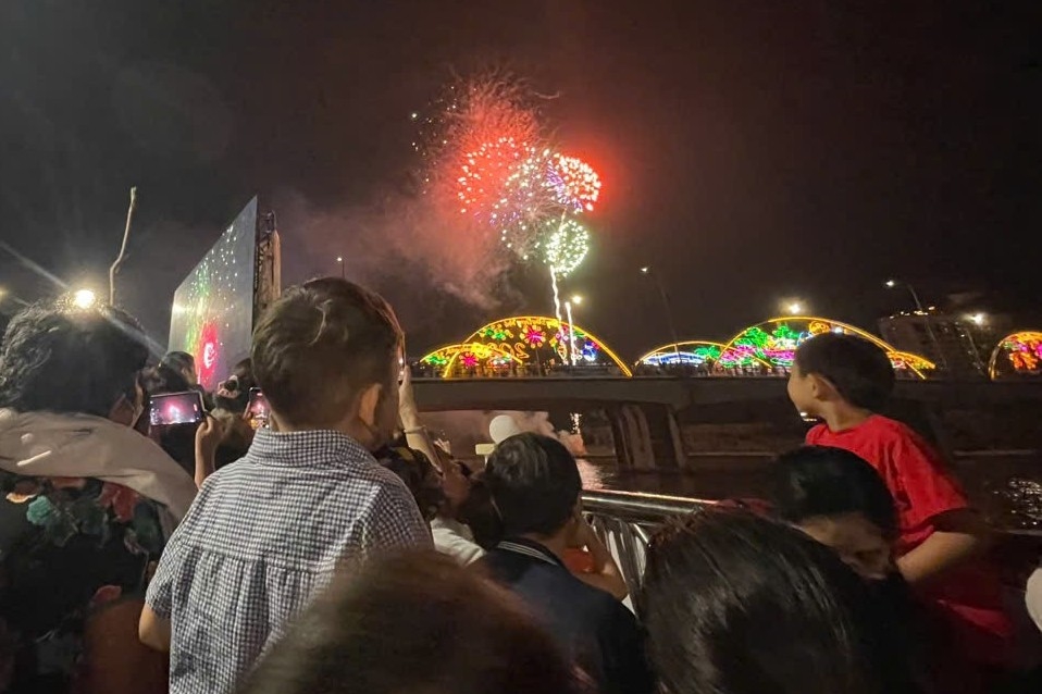 Hàng nghìn người chen chân xem bắn pháo hoa tầm thấp tại khai mạc lễ hội