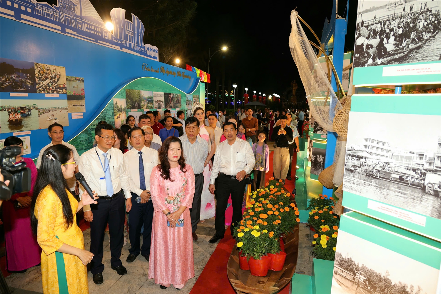 Lễ hội Văn hóa sông nước﻿ Cần Thơ năm 2025 có nhiều hoạt động như triển lãm ảnh, đua vỏ lãi, đua thuyền buồm, đua thuyền ván Sup, trình diễn Flyboard, không gian giới thiệu sản phẩm du lịch, sản phẩm OCOP… (Trong ảnh: Lãnh đạo TP. Cần Thơ tham quan triển lãm ảnh trước giờ khai mạc)