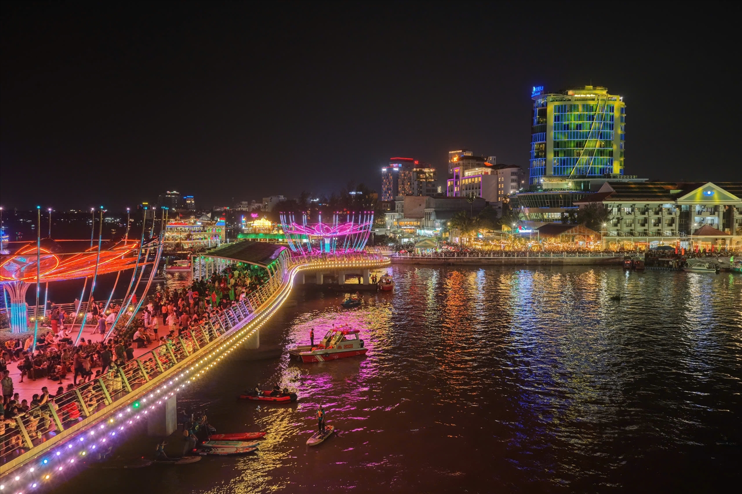 người dân chen chân ở khu vực cầu đi bộ, bến Ninh Kiều, du thuyền và tuyến đường dọc rạch Khai Luông để thưởng thức các tiết mục đêm khai mạc