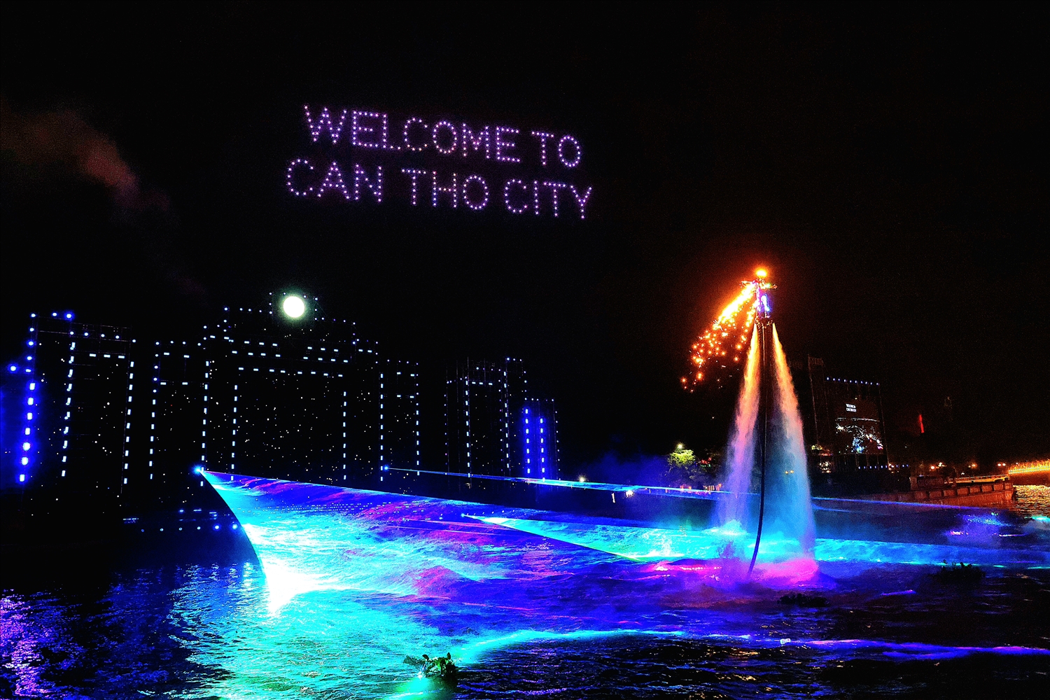 Màn trình diễn flyboard kết hợp drone light khiến du khách mãn nhãn