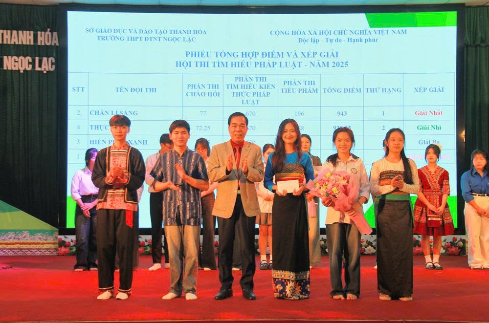 Ông Cầm Bá Tường, Phó Giám đốc Sở Dân tộc và Tôn giáo trao giải Nhất cho đội “Chân lý sáng”.