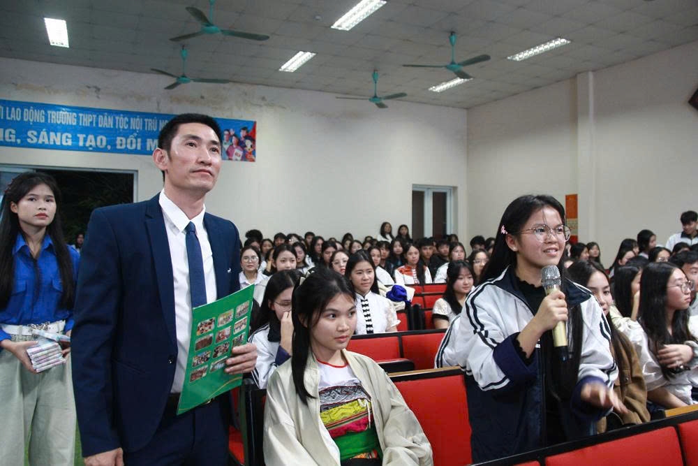 Phần giao lưu, tìm hiểu kiến thức pháp luật của các em học sinh nhà trường.