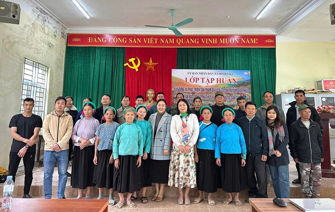 Các học viên lớp tập huấn chụp ảnh lưu niệm