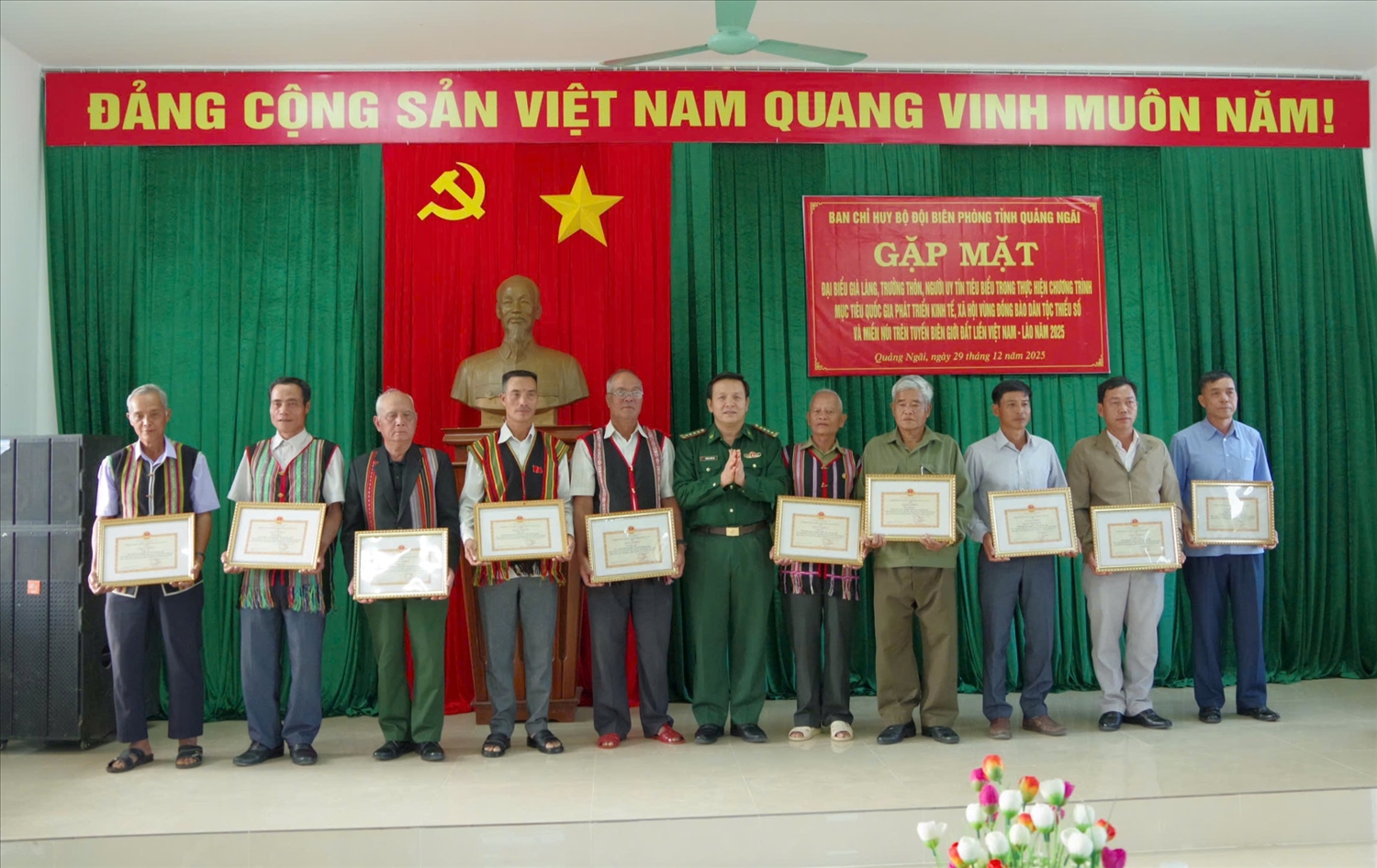 Ban Chỉ huy Bộ đội Biên phòng, Bộ Chỉ huy Quân sự tỉnh Quảng Ngãi tặng Giấy khen cho già làng, trưởng thôn, Người có uy tín tiêu biểu trong vùng đồng bào DTTS ở khu vực biên giới Việt Nam -–Lào. (Ảnh: Ngọc Chí)