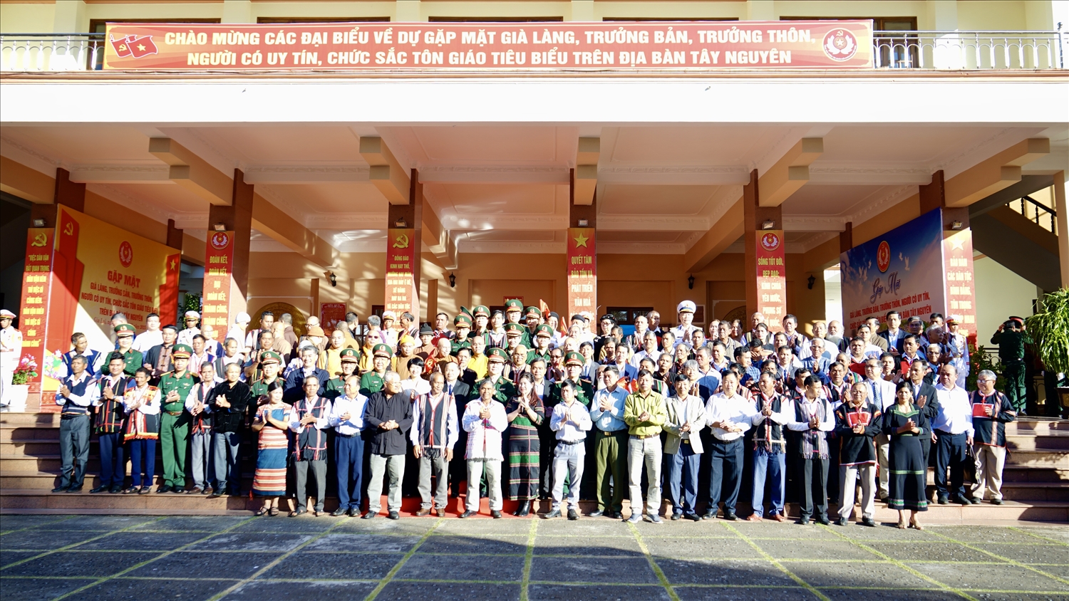 Đội ngũ già làng, trưởng bản, trưởng thôn, Người có uy tín, chức sắc tôn giáo tiêu biểu trên địa bàn Tây Nguyên chụp ảnh lưu niệm cùng các đại biểu