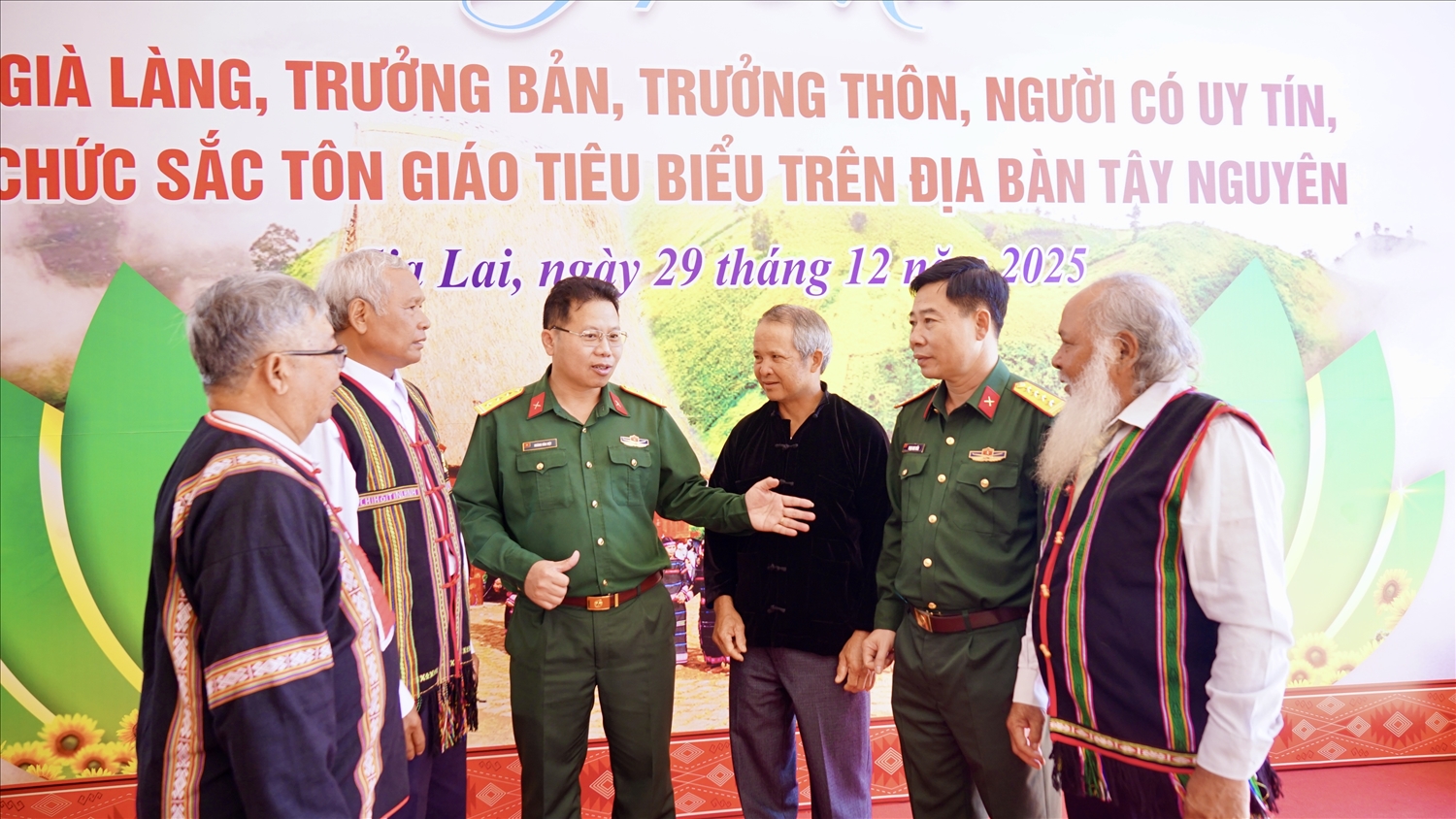 Đội ngũ già làng, trường thôn, Người có uy tín là những "cột mốc sống" trong lòng dân, góp phần giữ vững ổn định chính trị, tăng cường quốc phòng - an ninh trên địa bàn chiến lược Tây Nguyên 