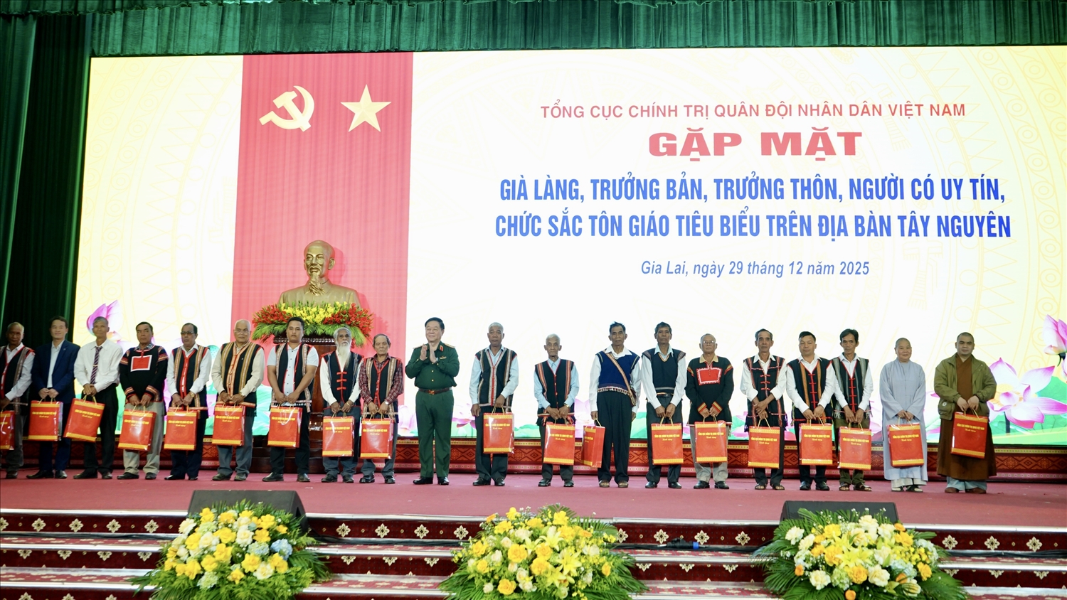 Đại tướng Nguyễn Trọng Nghĩa trao các phần quà cho đội ngũ già làng, Người có uy tín, chức sắc tôn giáo tiêu biểu tỉnh Gia Lai