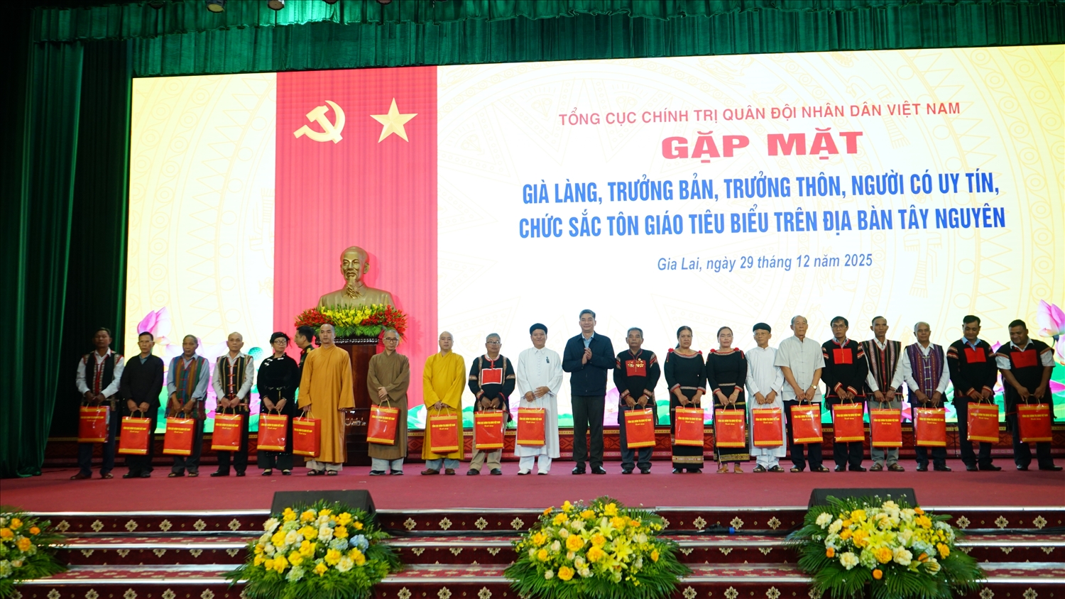 Thứ trưởng Bộ Dân tộc và Tôn giáo Y Vinh Tơr trao các phần quà cho đội ngũ già làng, Người có uy tín, chức sắc tôn giáo tiêu biểu tỉnh Đăk Lăk