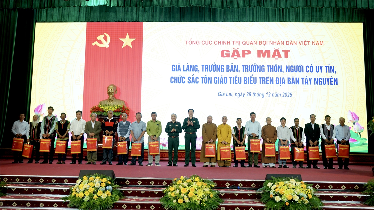 (Tin PV) Tổng Cục Chính trị QĐND Việt Nam gặp mặt già làng, Người có uy tín, chức sắc tôn giáo tiêu biểu trên địa bàn Tây Nguyên 8