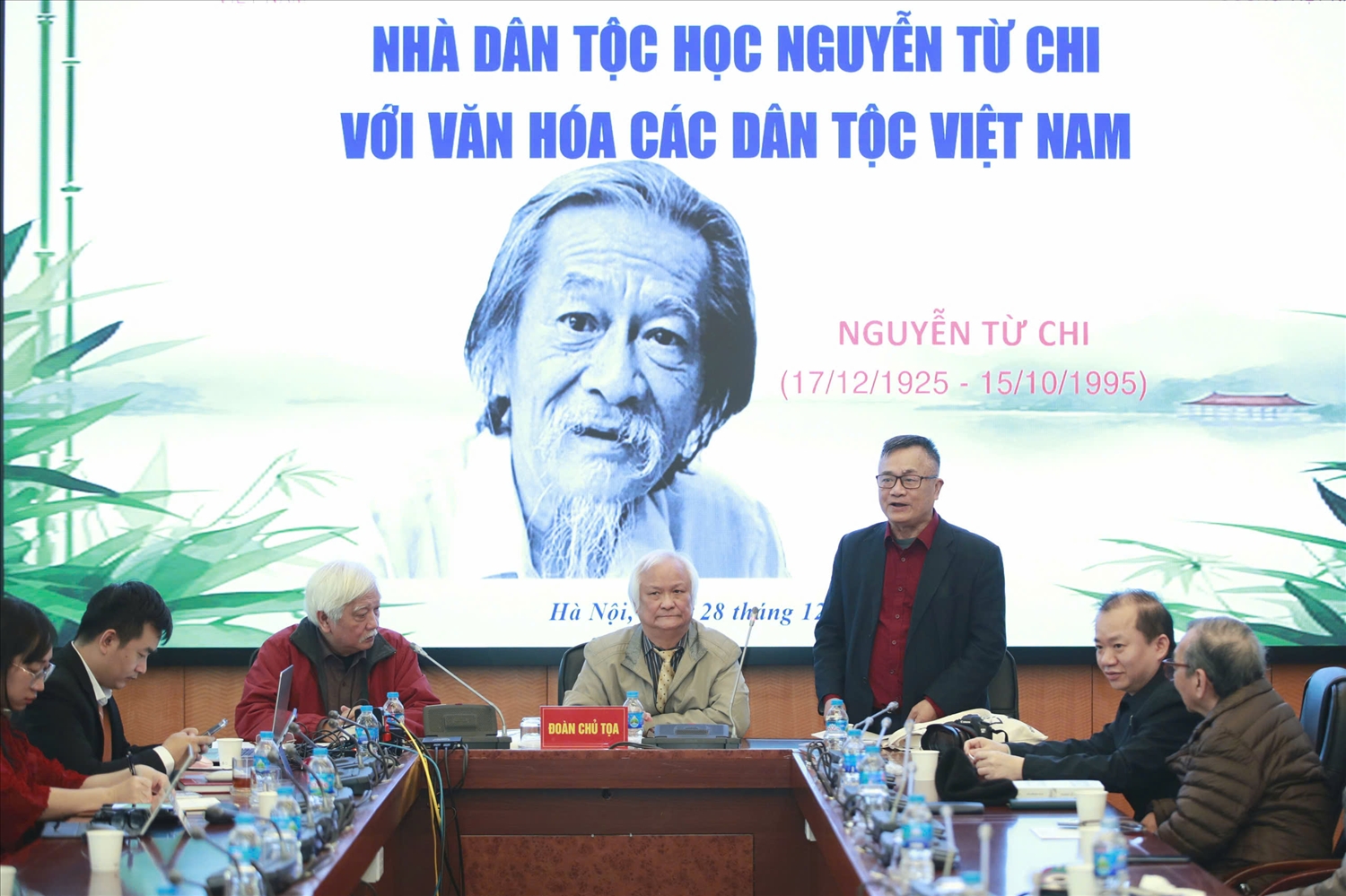 Các đại biểu phát biểu tại hội thảo