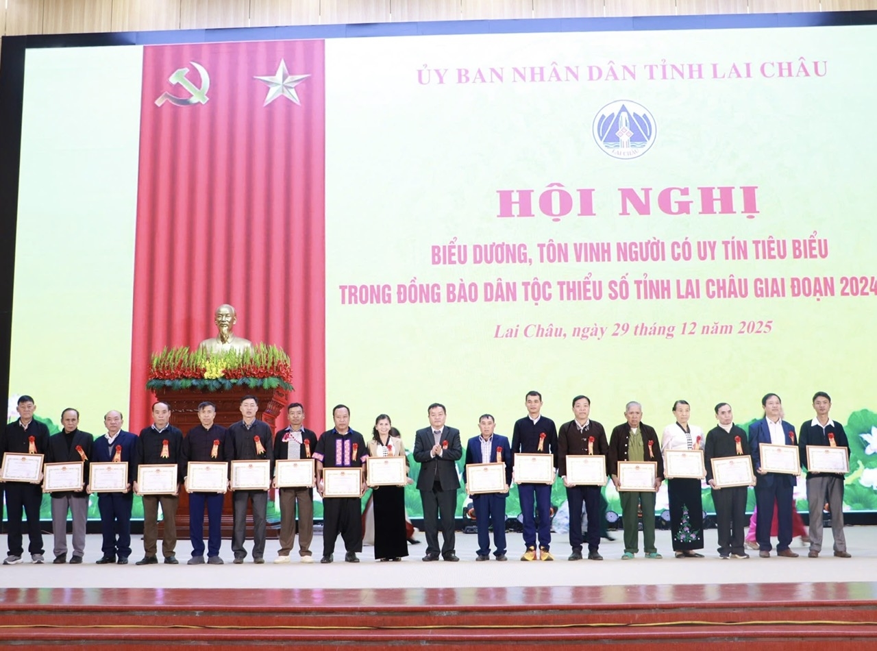 Tặng Bằng khen của Chủ tịch UBND tỉnh Lai Châu cho các cá nhân có thành tích xuất sắc (ảnh Trọng Bảo)