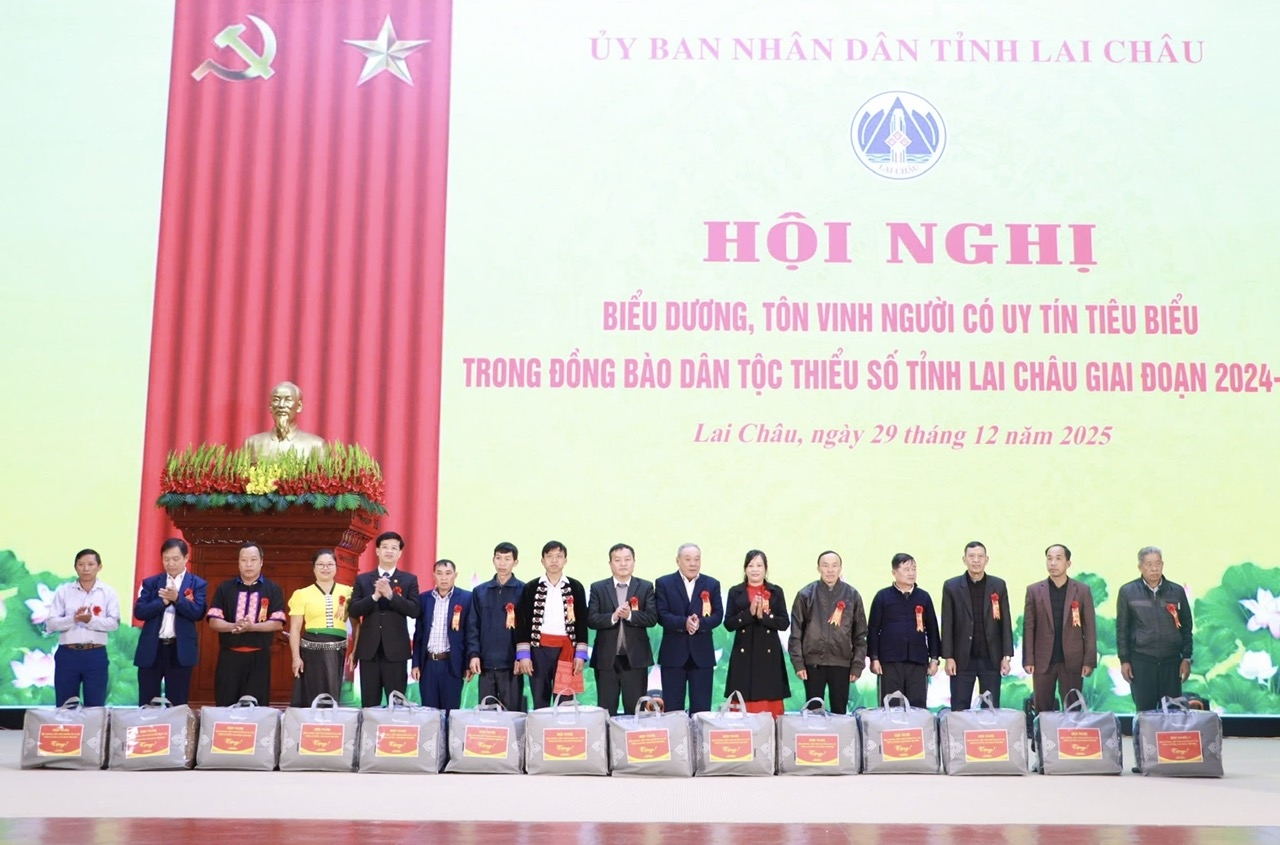 Tặng quà cho Người có uy tín về dự hội nghị (ảnh Trọng Bảo)