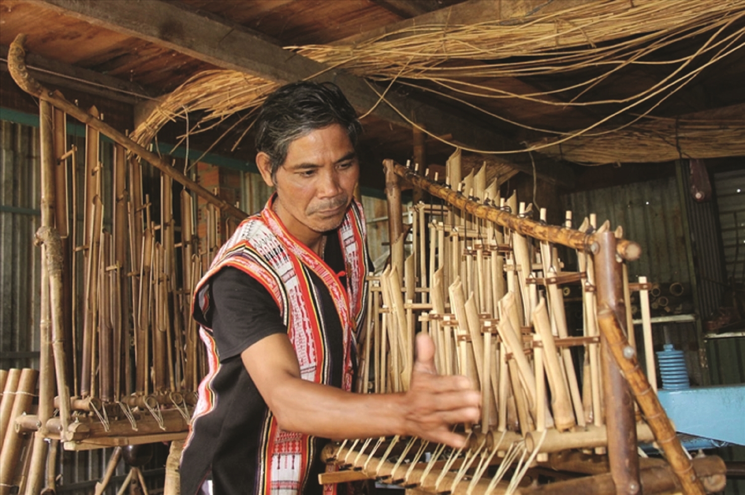 Ông Rơ Châm Tih không chỉ là nghệ nhân của buôn làng mà đã trở thành “sứ giả văn hóa”, mang thanh âm đại ngàn đến với nhiều quốc gia