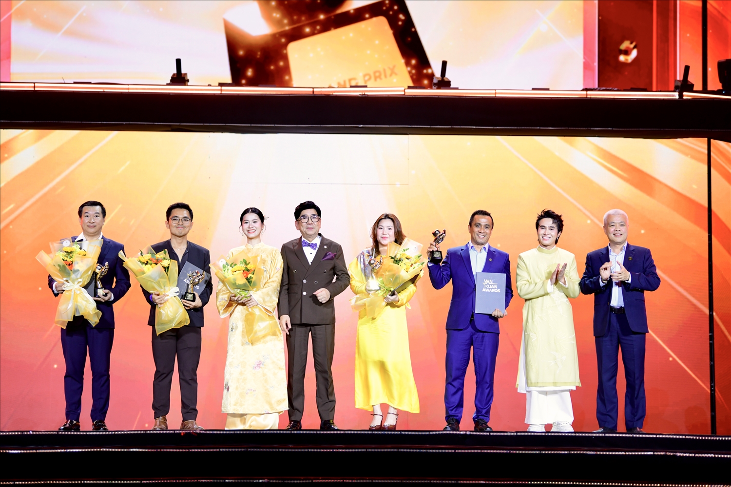 Ông Đỗ Thanh Tuấn (ngoài cùng bên trái) – Giám đốc Đối ngoại, đại diện Vinamilk đón nhận giải thưởng Vạn Xuân Awards – Thương hiệu sáng tạo tiên phong (Ảnh: Minh Anh)