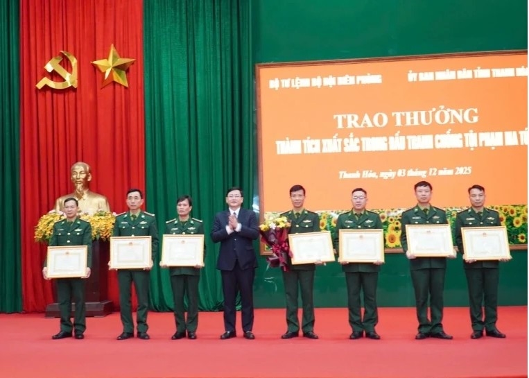 Ông Mai Xuân Liêm, Ủy viên Ban Thường vụ Tỉnh ủy, Phó Chủ tịch Thường trực UBND tỉnh trao Bằng khen của Chủ tịch UBND tỉnh tặng các tập thể, cá nhân có thành tích xuất sắc trong đấu tranh phòng chống tội phạm ma tuý.(ảnh Hoàng Lan)