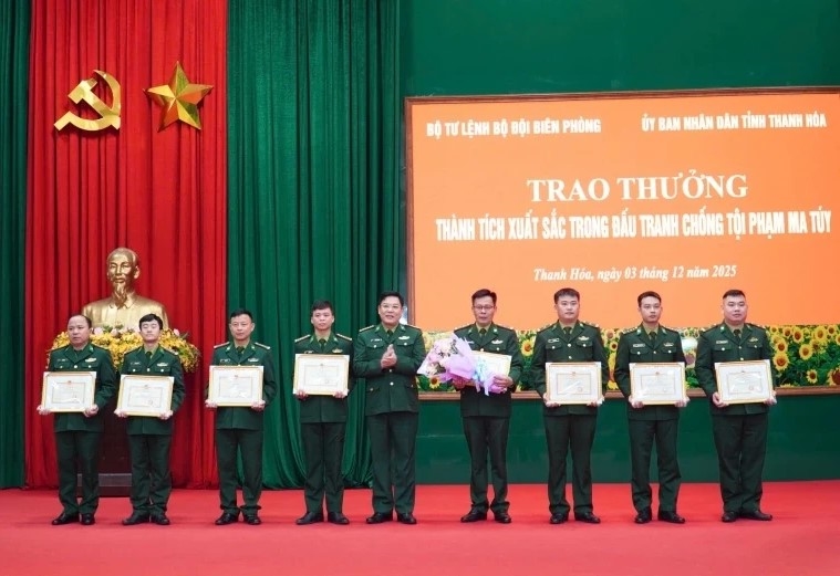 Đại tá Hoàng Văn Hùng, Chính ủy Ban Chỉ huy BĐBP tỉnh tặng Giấy khen cho các tập thể, cá nhân có thành tích xuất sắc trong đấu tranh phòng chống tội phạm ma tuý.(ảnh Hoàng Lan)