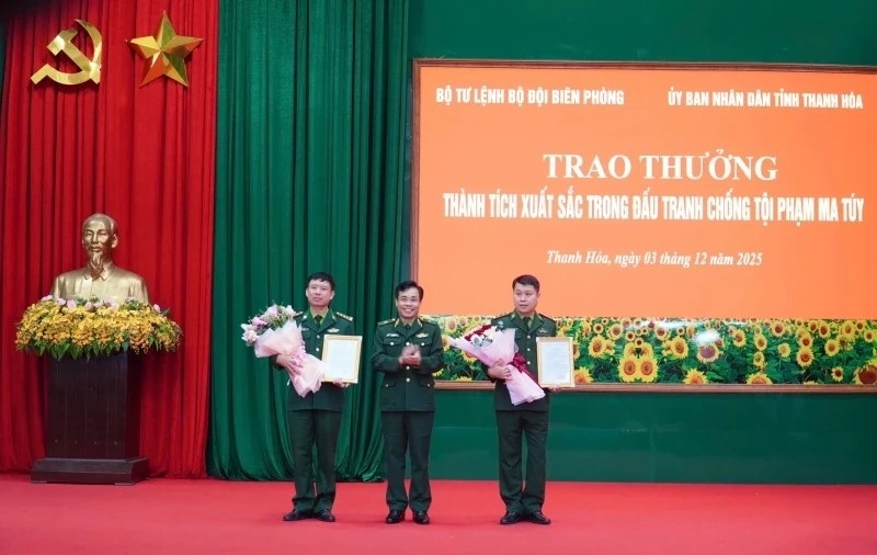 Thiếu tướng Vũ Quốc Ân, Phó Chính ủy BĐBP trao thưởng cho các tập thể có thành tích xuất sắc trong chuyên án.(ảnh Hoàng Lan)