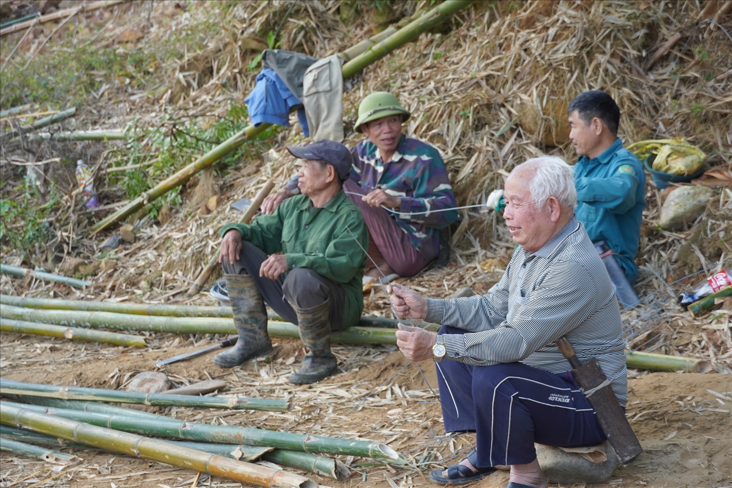 Người cao tuổi trong bản Chung Sơn vẫn hăng hái góp sức dựng cầu tạm, đồng hành cùng lớp trẻ vượt khó xây dựng quê hương