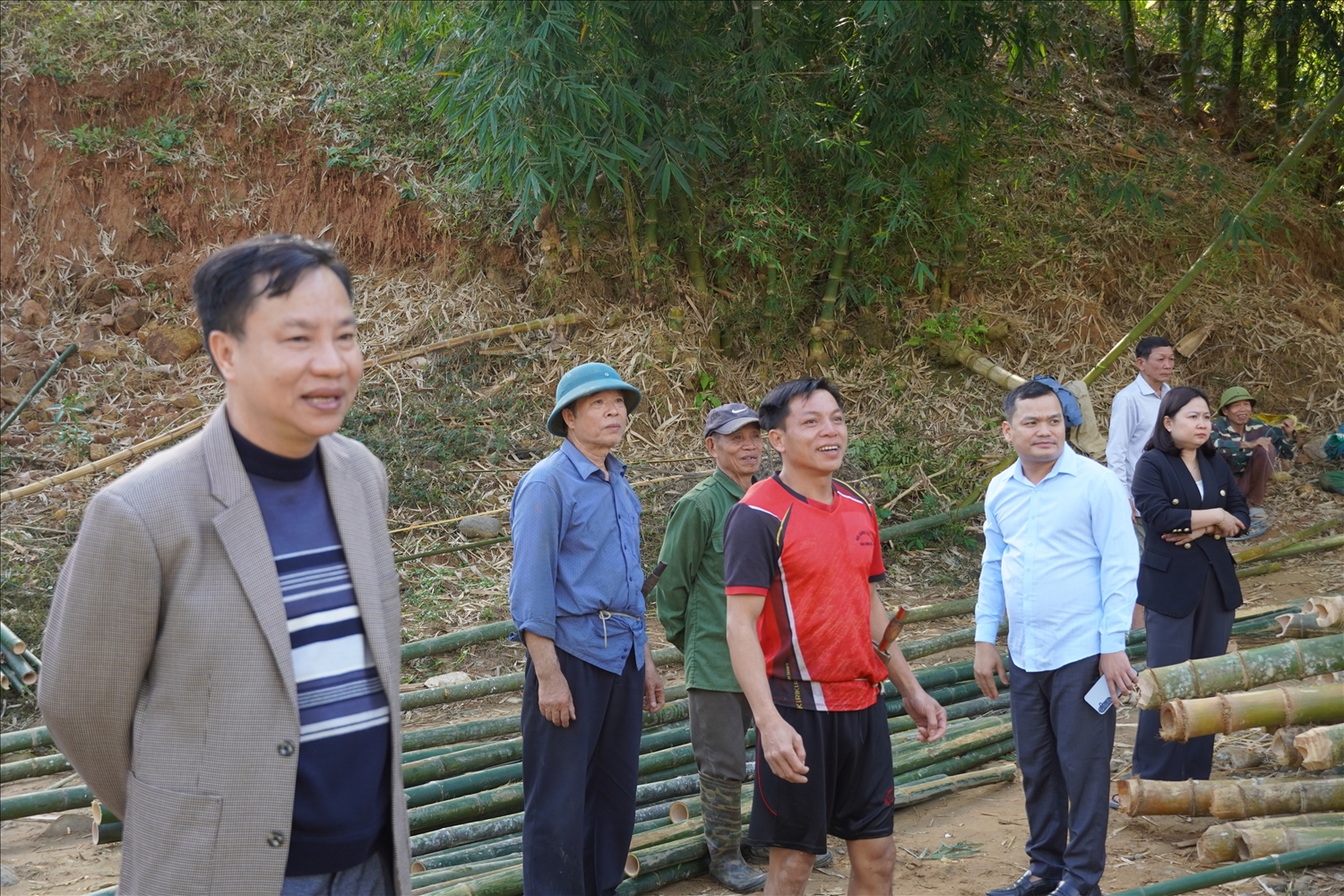 Lãnh đạo xã Sơn Thủy động viên bà con, ghi nhận tinh thần vượt khó và đoàn kết của người dân.