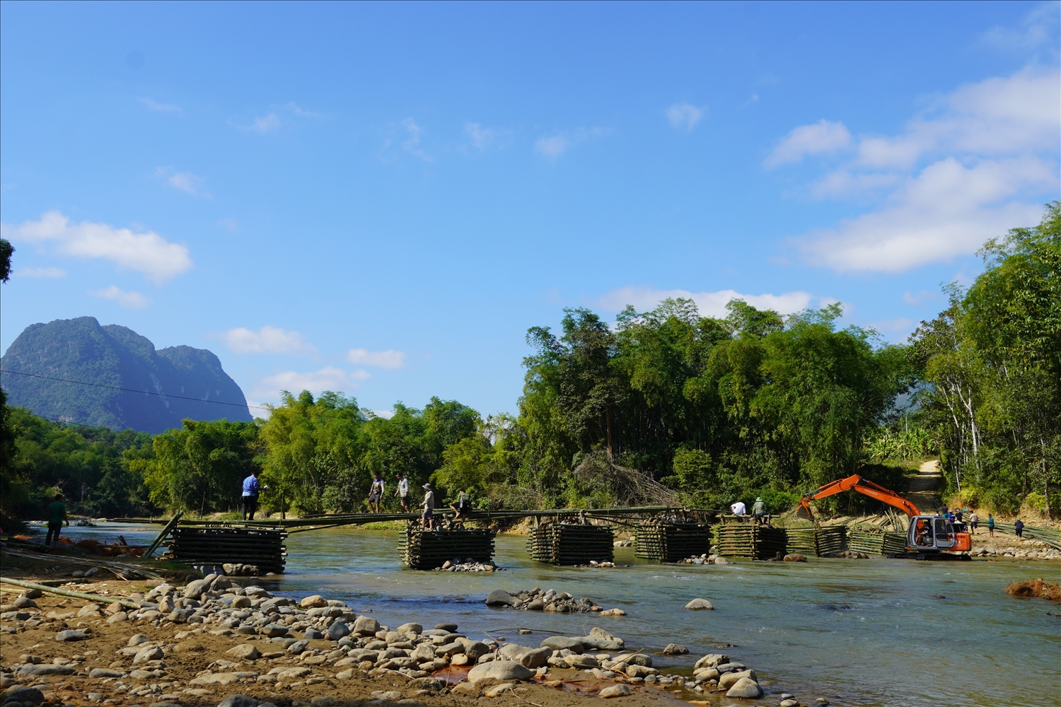 Toàn cảnh cây cầu tạm – kết quả của sự chung sức, góp phần phát triển sản xuất và kinh tế gia đình.