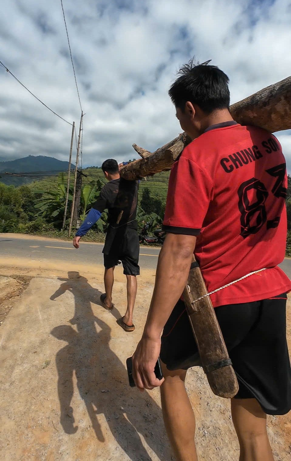 Các hộ dân tích cực vận chuyển tre, luồng và vật liệu sẵn có để hoàn thiện cầu