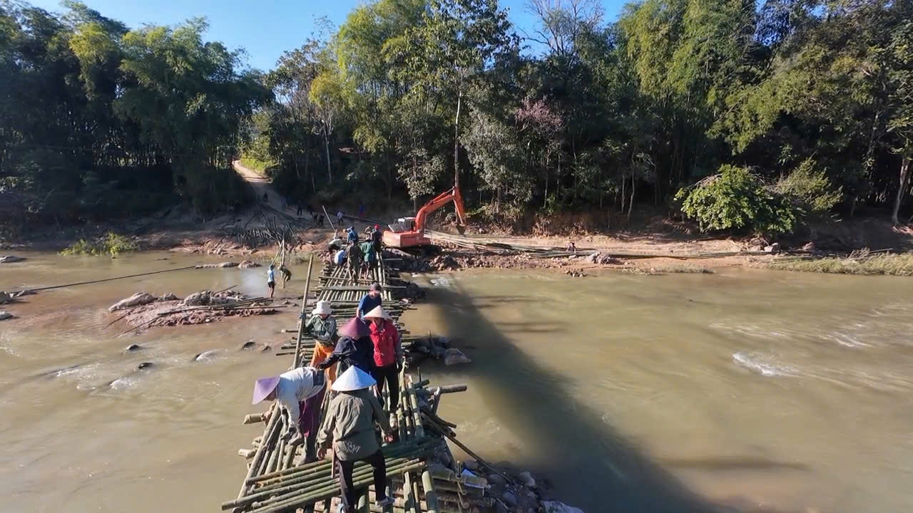 Sơn Thủy: Người dân Chung Sơn chung tay dựng cầu tạm vượt khó 5