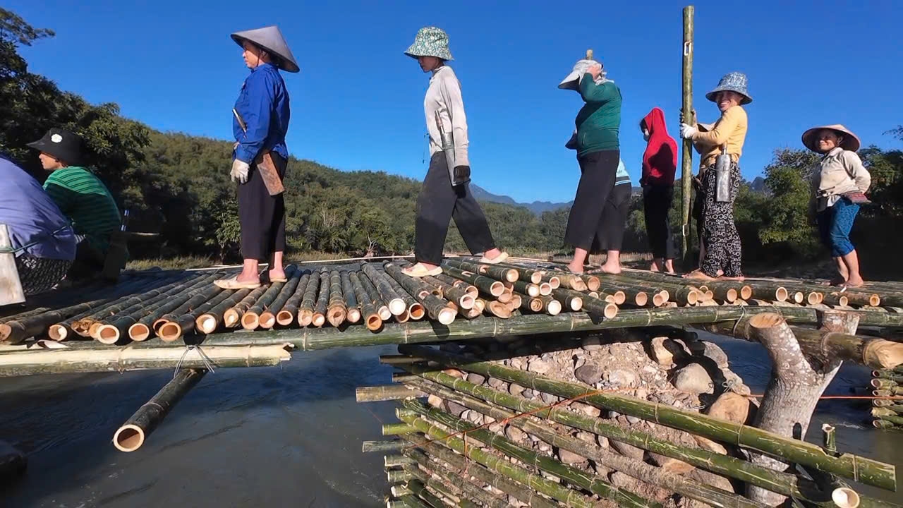 Người dân vui mừng khi cây cầu giúp họ thuận tiện ra đồng, chăm sóc ruộng nương và mở rộng mô hình kinh tế trang trại.