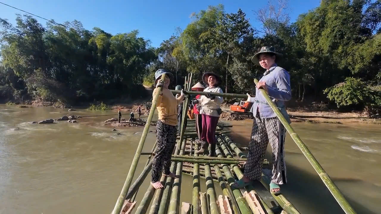 Người dân bản Chung Sơn chung tay dựng cầu tạm bắc qua sông Luồng, giúp việc đi lại an toàn hơn.