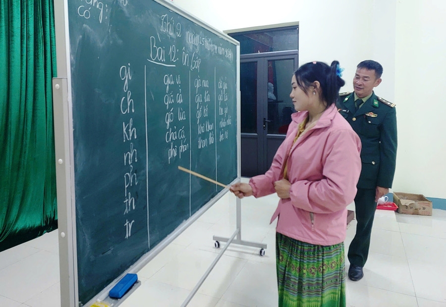 Những bài học thiết thực giúp phụ nữ Mông thuận lợi hơn trong sinh hoạt và giao dịch hằng ngày. Ảnh: Thao Văn Chứ