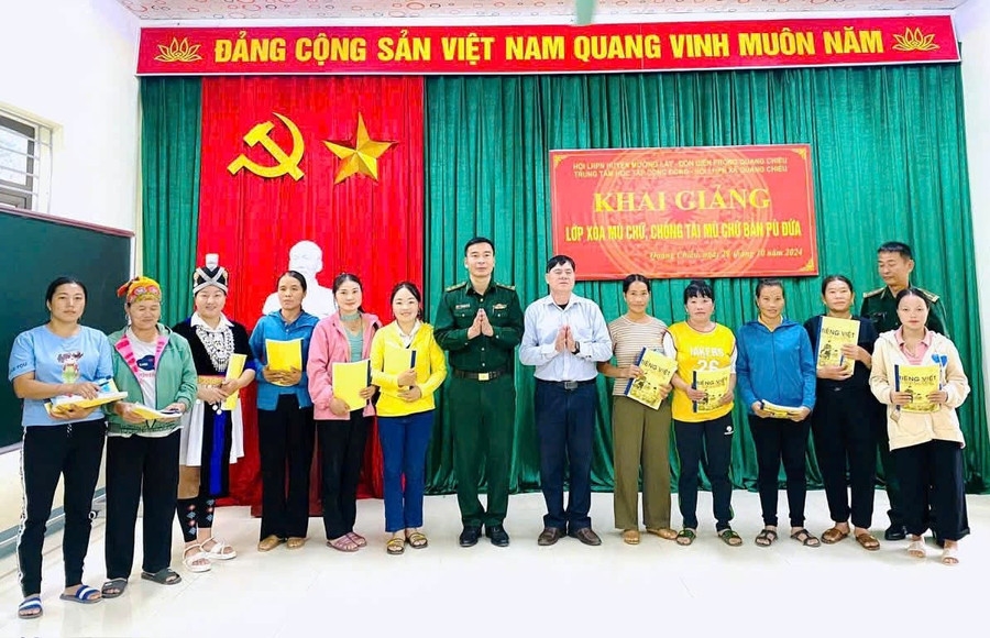 Lớp học xóa mù chữ góp phần nâng cao dân trí cho phụ nữ vùng biên Quang Chiểu. Ảnh: Thao Văn Chứ