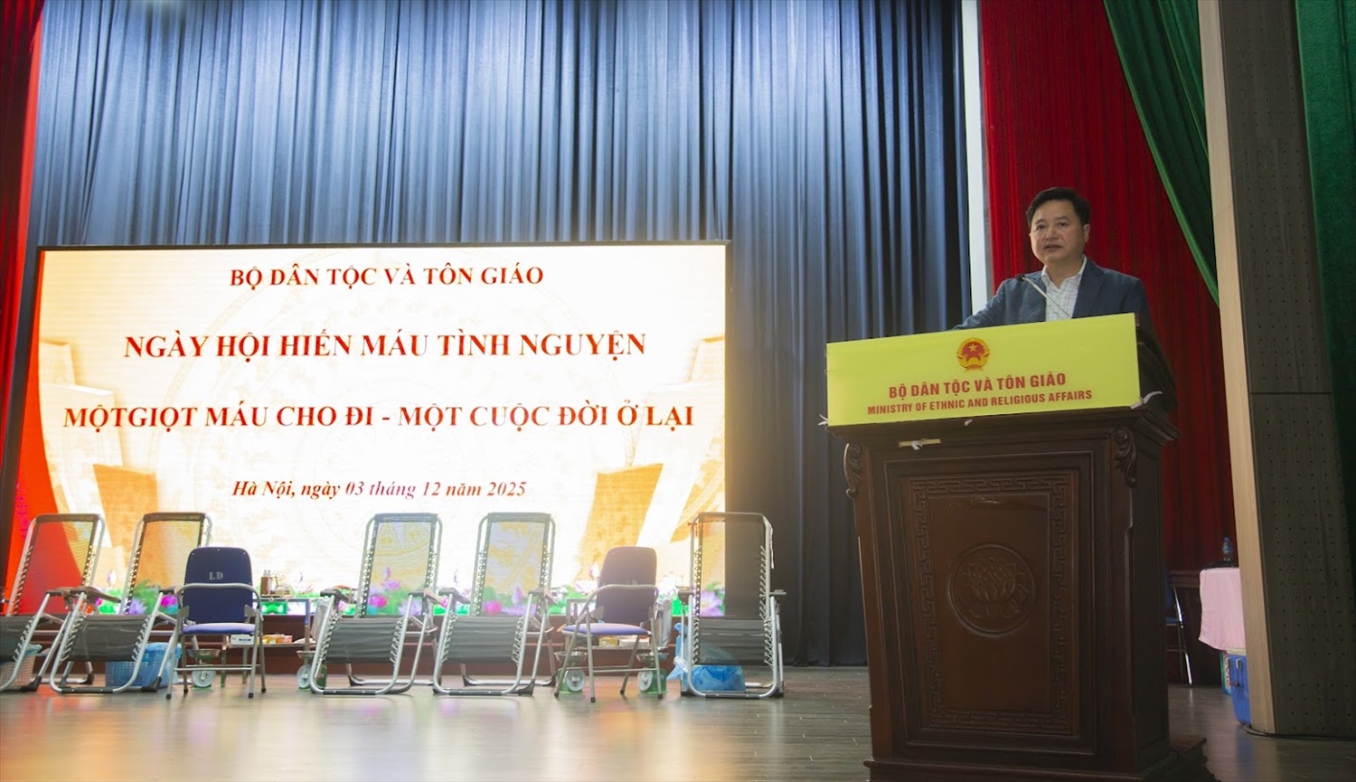 Ông Cầm Văn Thanh - Phó Bí thư Đảng ủy Bộ Dân tộc và Tôn giáo phát động phong trào