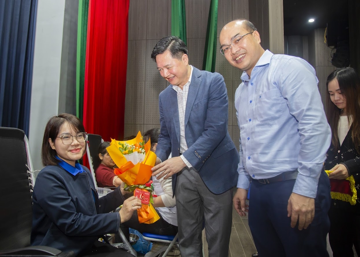 Ông Cầm Văn Thanh - Phó Bí thư Đảng ủy Bộ Dân tộc và Tôn giáo tặng hoa cán bộ, đoàn viên, thanh niên, người lao động hiến máu tại Chương trình