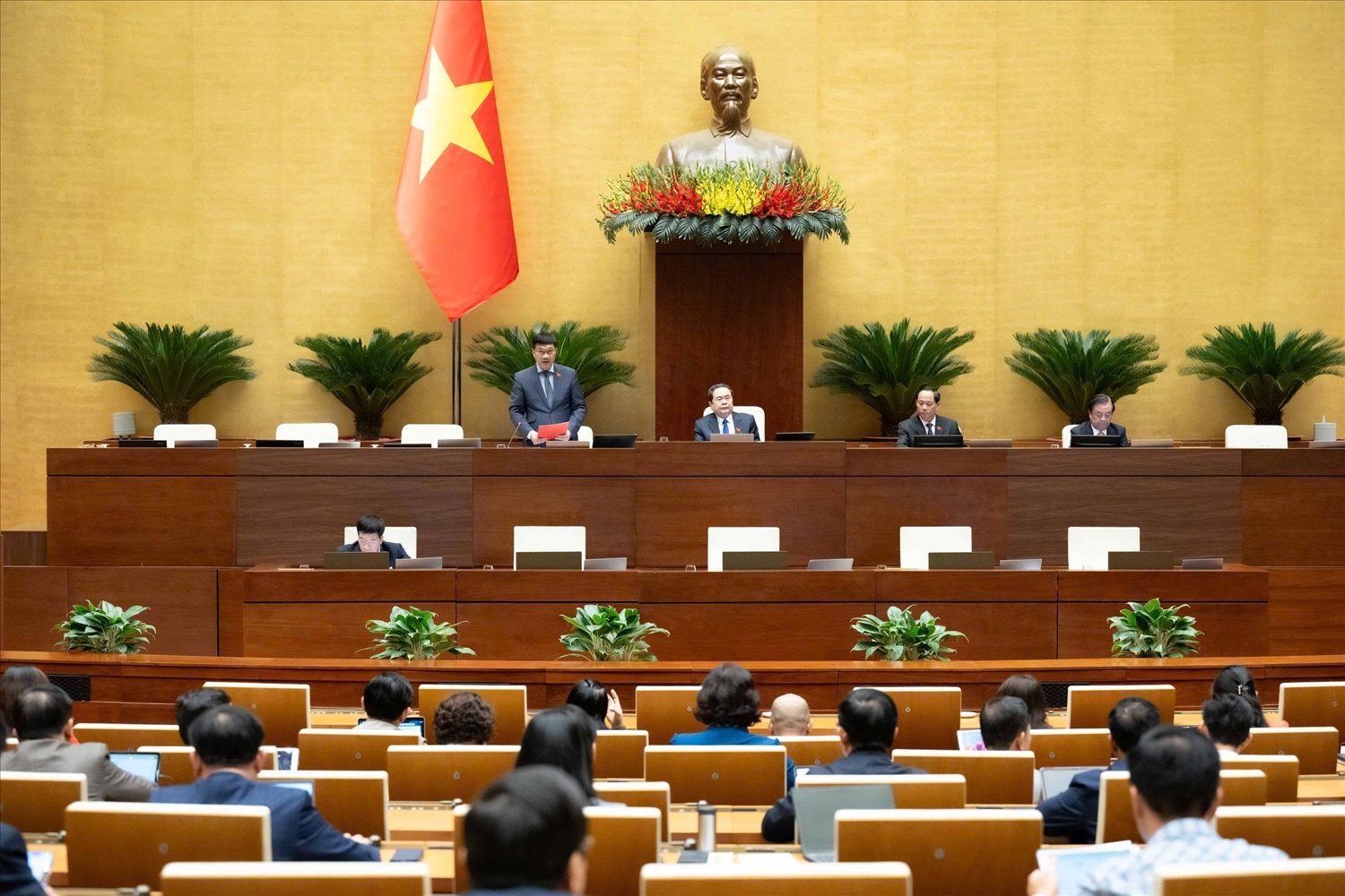 Quang cảnh phiên họp