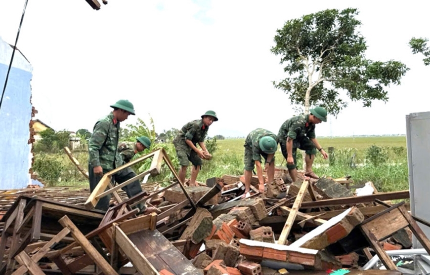 Thủ tướng Chính phủ yêu cầu các Bộ, ngành, cấp ủy đảng, chính quyền các cấp, lực lượng quân đội, công an… chủ động hỗ trợ Nhân dân vùng bị thiên tai nhanh chóng khắc phục hậu quả thiên tai, phục hồi sản xuất kinh doanh, ổn định đời sống (Ảnh MH)