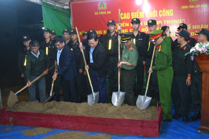 Lãnh đạo UBND tỉnh Lâm Đồng, Văn phòng Bộ Công an và chính quyền địa phương động thổ, khởi công xây nhà cho các gia đình bị thiệt hại do mưa lũ tại Lâm Đồng (Ảnh MH).