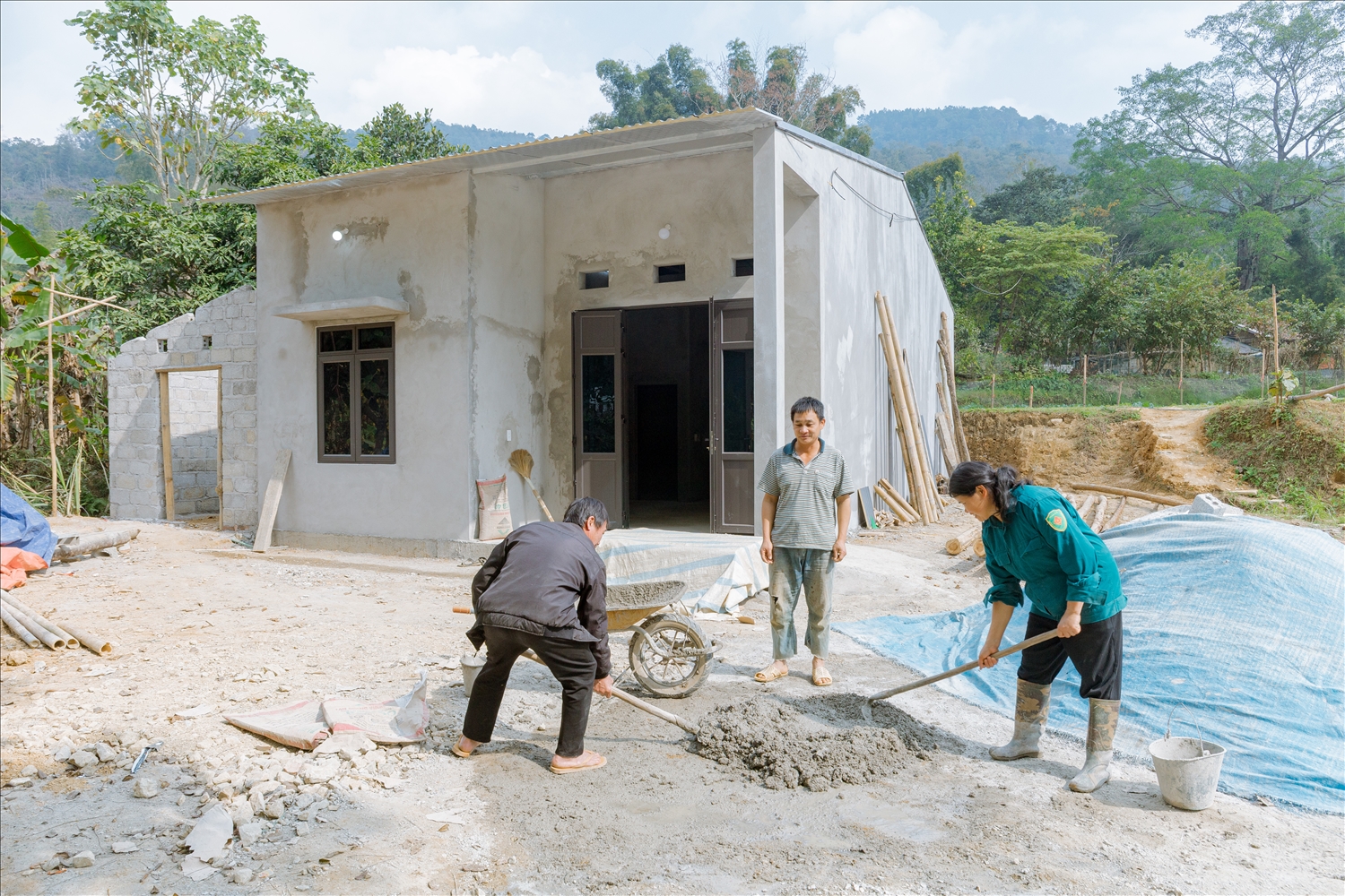 Căn nhà kiên cố đang trong quá trình hoàn thiện của hộ gia đình ông Vàng Văn Tuyên, thôn Đầu Cầu, xã Yên Minh