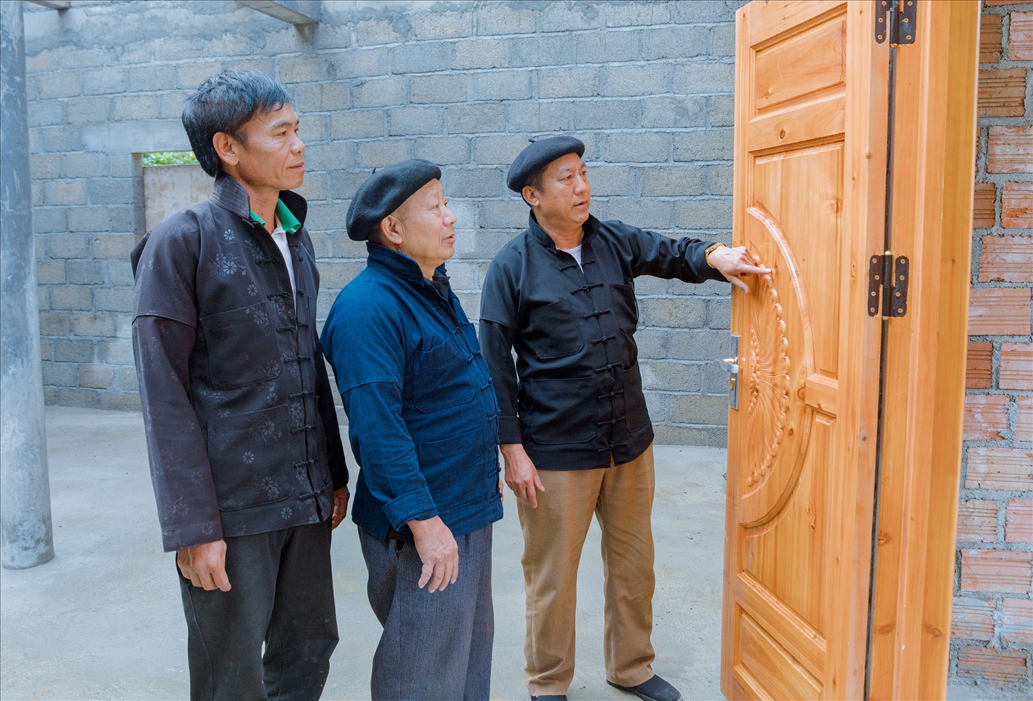 Ông Mua Mí Páo, Trưởng thôn Nà Hán; Ông Mau Nảo Cha thăm căn nhà của gia đình anh Hầu Mí Phìn (bên trái bức ảnh)